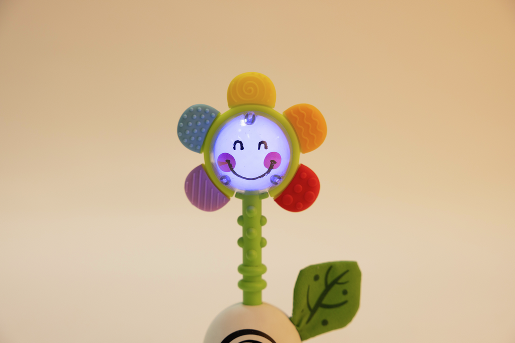 Sonajero De Flor Agita Y Brilla - Hape - Imagen 5